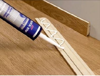 Применение клея с плинтусом